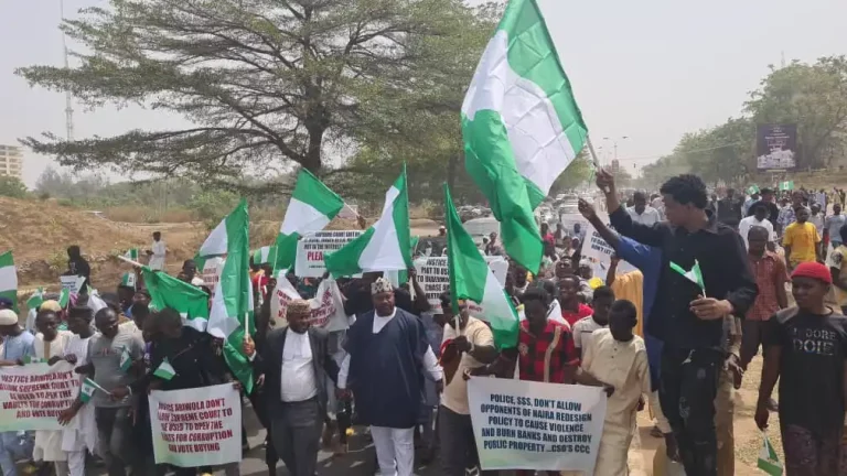 Protest Rocks Abuja Over S’Court Order On Old Naira