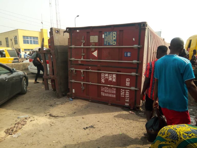Crashed truck causes gridlock on Anambra highway, motorists groan