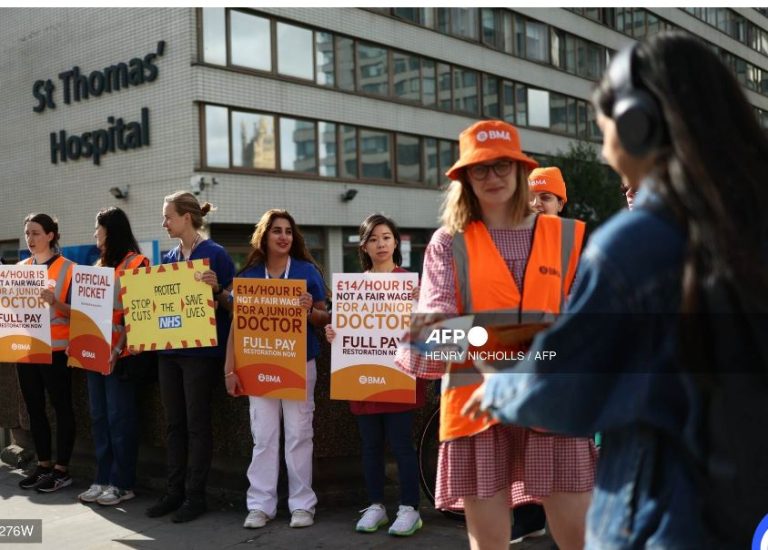 UK govt accuses striking doctors of harming patients