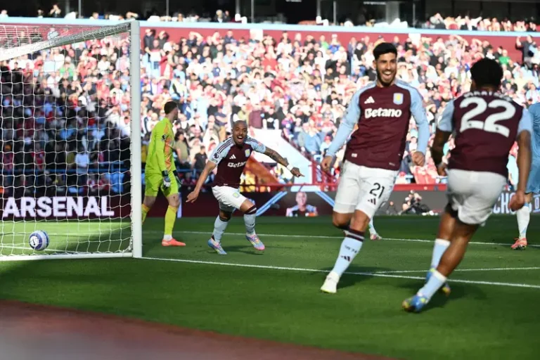 Aston-Villa-players-celebrate-vs-Forest