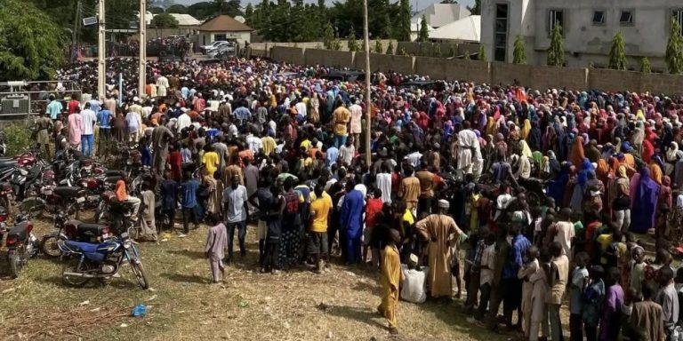 One Dead, Several Injured in Stampede as Niger Residents Scramble for Governor Bago’s Cash Ahead of Council Poll