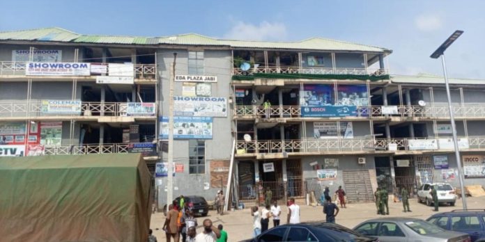 BREAKING: Police Fire Tear Gas At Abuja Traders During #FreeNnamdiKanuNow Protest