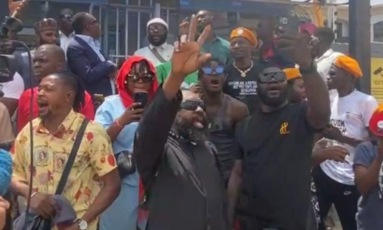 Protesters-storm-MTN-office-in-Abuja-VIDEO-1000x600